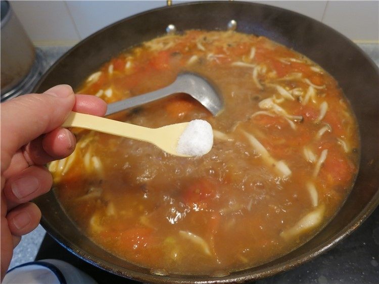 #食二星座#西红柿牛腩汤,将炖好的<a style='color:red;display:inline-block;' href='/shicai/ 216'>牛肉</a>放入炒锅,放入适量的盐调味
