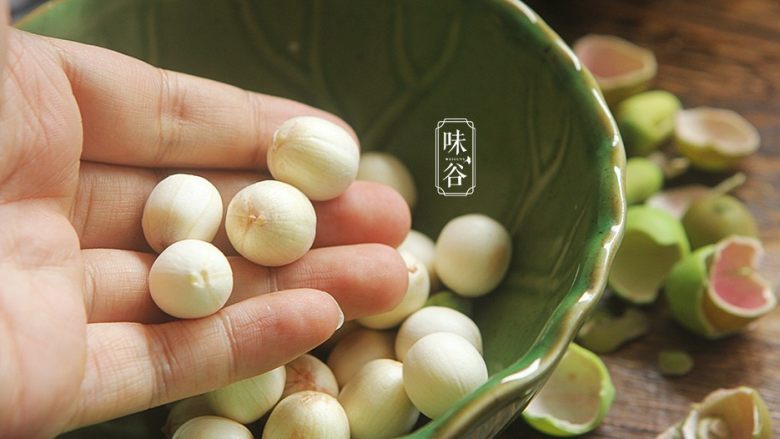 清热祛湿的莲蓬汤,去除莲子表面的“衣”后待用;