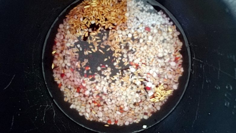 一品南瓜盅,除了红枣,龙眼干以外,其他全部放入高压锅,水与食材平齐,不要放太多水,压30分钟后让其自动解压。