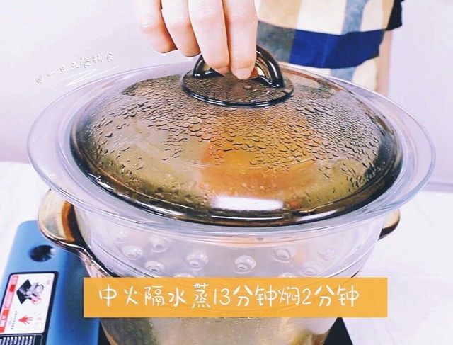甜橙牛奶蛋羹,蒸锅大火烧开,上锅中火隔水蒸13分钟焖2分钟,蒸的时候空气中都是橙子香,口水撒了一地啊——。
🌻小贴士:因为橙子外壳慢热,需要时间稍久些。