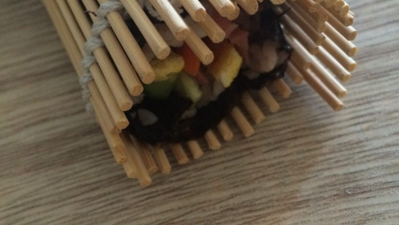 红梗米紫菜包饭,用竹帘卷起来,可重复多次,卷的扎实一点