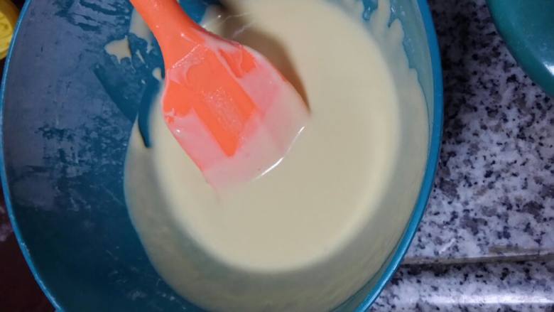 酸奶蛋糕,这个面糊很稀的,难拌勻其實可以把面糊过筛,超细致了。