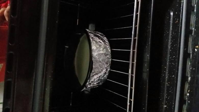 酸奶蛋糕,烤箱预热160度,最低层放烤盘加水,蛋糕在中下层150度烤50到60分钟,蛋糕上色后盖上锡纸。