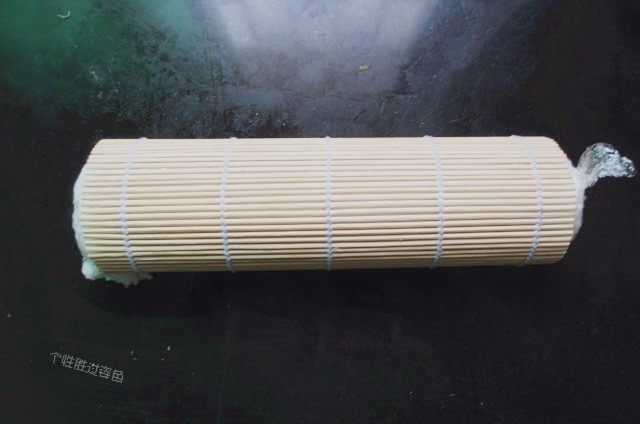 手卷饭团,用卷帘卷起米饭,像卷寿司一样,一边卷一边用手握紧了
