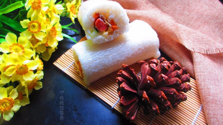 手卷饭团,饭团里的东西都是自己冰箱里有的,也可以加别的肉松火腿啥的
