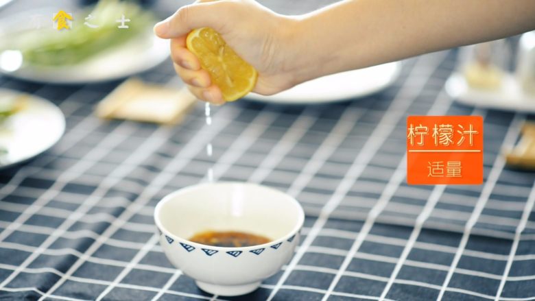 炎炎夏日,来碗东南亚风情的柠香鸡胸凉面吧,最后挤入柠檬汁,搅拌均匀备用
