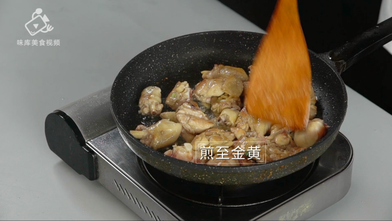 酱香浓郁的开胃鲁菜,三步学会秘制酱焖鸡,煎至金黄