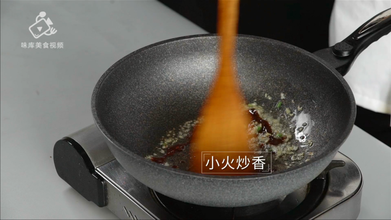 酱香浓郁的开胃鲁菜,三步学会秘制酱焖鸡,小火炒香