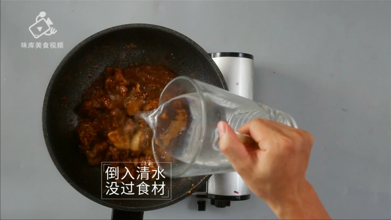酱香浓郁的开胃鲁菜,三步学会秘制酱焖鸡,倒入清水没过食材