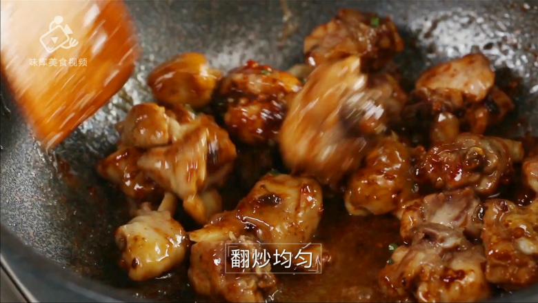 酱香浓郁的开胃鲁菜,三步学会秘制酱焖鸡,翻炒均匀