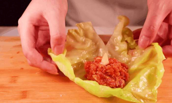 饺子馅的新鲜吃法,比拿来包饺子还要好吃!,取适量的肉馅放入菜叶中间。
