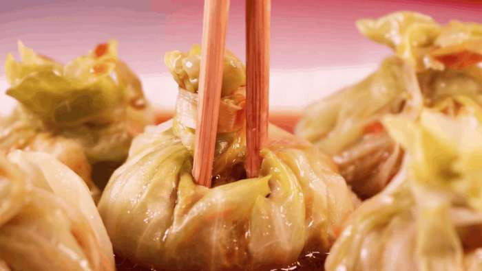 饺子馅的新鲜吃法,比拿来包饺子还要好吃!,这样一道好看又好吃的菜包肉就做好啦,夏天吃最适合不过了呢。简单又美味的做法教给你,如果您也喜欢的话有空的时候不妨也试试吧。