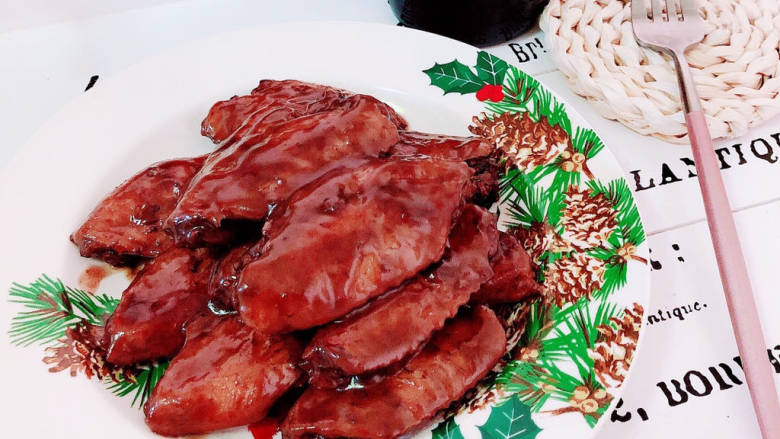 红酒炖鸡翅,色泽红润有光泽,非常有食欲!
