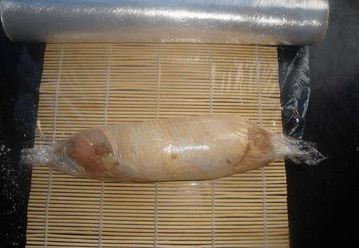 鸡腿的新吃法,你一定没试过,又香又好吃,把腌制好的鸡腿肉平铺在保鲜膜上,然后放入腌制好的鸡胸肉,把腌制好的鸡胸肉平铺在鸡腿上。