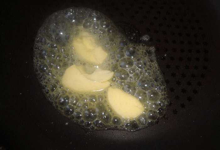 鸡腿的新吃法,你一定没试过,又香又好吃,把保鲜膜两边拧紧,把包结实的鸡肉卷上锅,10分钟左右。黄油下锅,开小火(煎锅里放黄油,没有的话可以用色拉油代替)