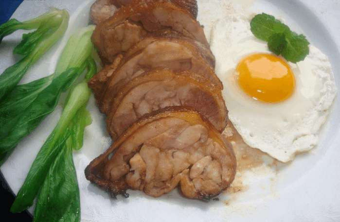 鸡腿的新吃法,你一定没试过,又香又好吃,可以放点<a style='color:red;display:inline-block;' href='/shicai/ 9561'>蔬菜</a>,再来一颗荷包蛋,营养美味。