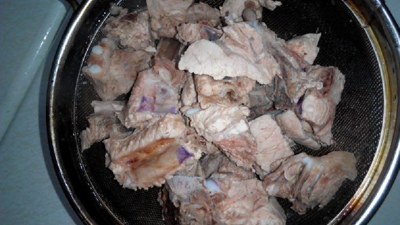 红烧排骨,1,排骨和凉水一起下锅,水开了之后煮一下,把排骨里的血水煮出来。锅里的泡沫水倒掉,排骨用温水冲洗一下,放着控水就好了。ps:凉水下锅,用温水冲洗,这两个是重点呦!