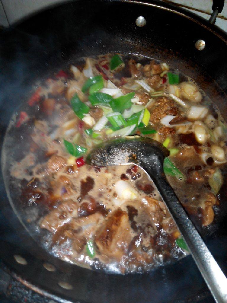 红烧排骨,3,糖色炒好后放排骨,一直翻炒上色,可以加些老抽。加些盐调味。一直翻啊翻,直到排骨里的油脂出来了,排骨完全上色了才行。