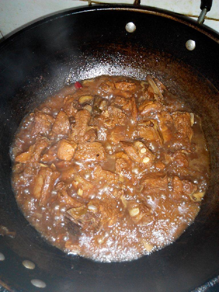 红烧排骨,4,给锅里加热水,漫过排骨。然后加两个八角和几颗花椒,放两段红椒段也行,然后是葱段,葱可以大些的,我的切小了。水烧开后改小火,盖上盖子炖吧。