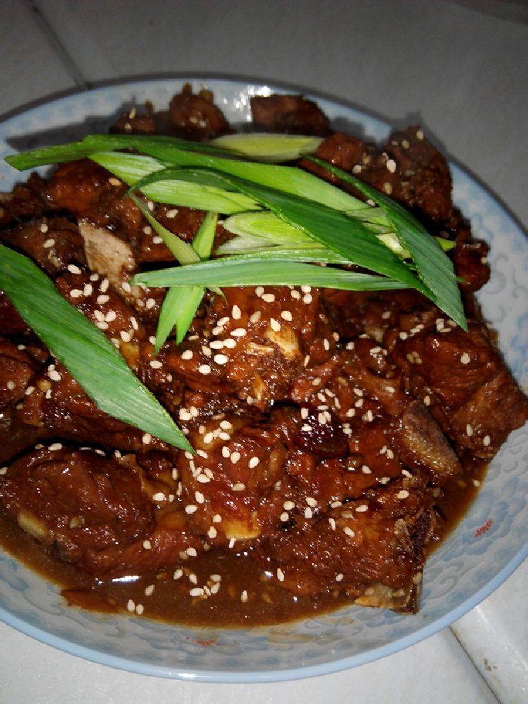 红烧排骨,6,最后一步,装盘,洒些白芝麻,青蒜碎叶子点缀下,就大功告成啦!香喷喷的烧排骨!