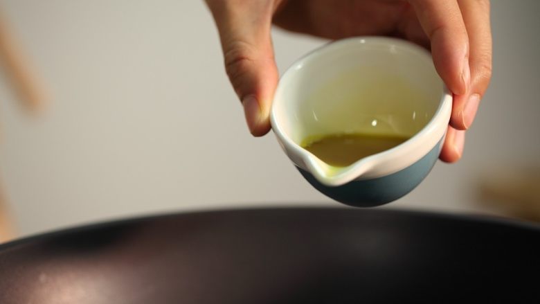 番茄龙利鱼,锅烧热后倒入适量橄榄油,小朋友吃的东西放少量的油就可以了哦