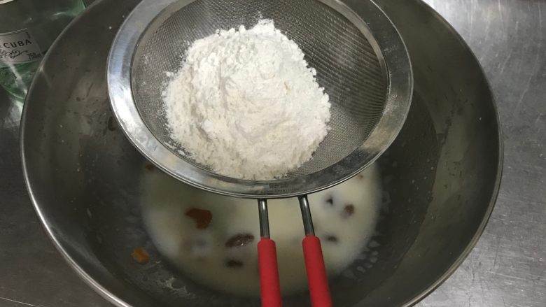 朗姆酒葡萄干戚风蛋糕,筛入低粉,用蛋抽简单混合至无干粉即可
