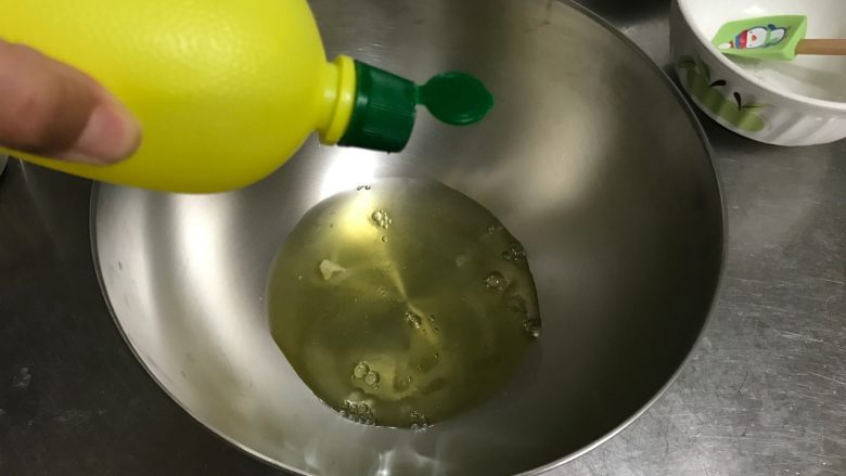 朗姆酒葡萄干戚风蛋糕,现在准备打发蛋清了,此时烤箱预热180度
蛋清加入几滴<a style='color:red;display:inline-block;' href='/shicai/ 919'>柠檬汁</a>