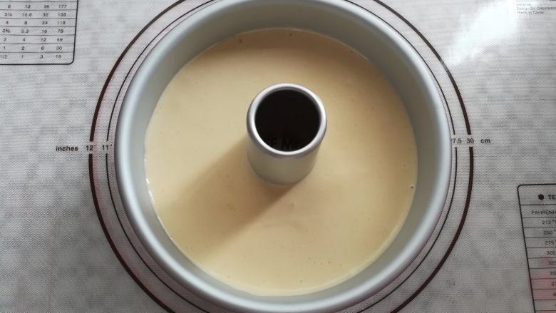 焦糖棉花糖戚风,把蛋糕糊倒入模具里,轻震几下模具