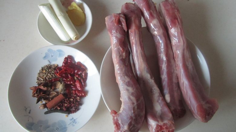 香辣卤鸭脖,准备好原材料;