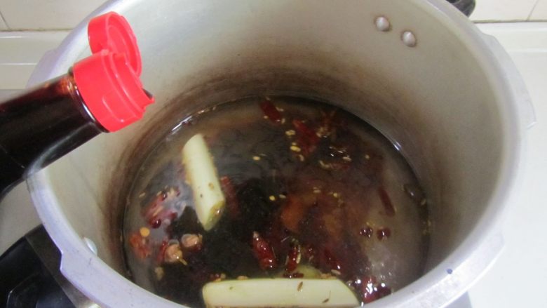 香辣卤鸭脖,加入白酒和老抽进去;