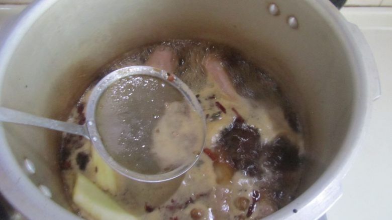 香辣卤鸭脖,煮开后撇去浮沫;