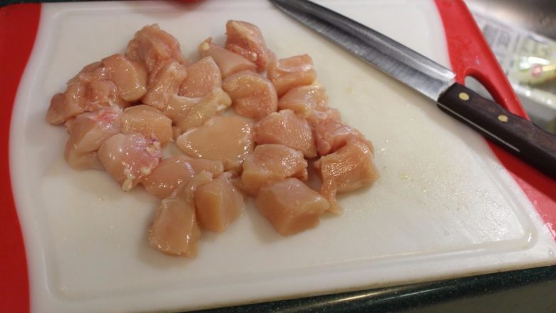 免炸大蒜辣味鸡块,<a style='color:red;display:inline-block;' href='/shicai/ 101'>鸡胸肉</a>去皮,切成一口大小的鸡块。