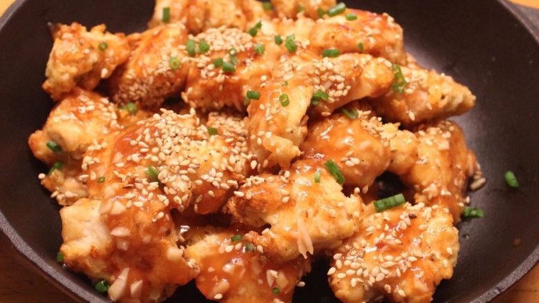 免炸大蒜辣味鸡块,鸡块外皮香酥,很像是炸过的,沾上微辣有蜂蜜和大蒜香味的酱汁,味道迷人,芝麻和青葱让风味更提升到一个层次。