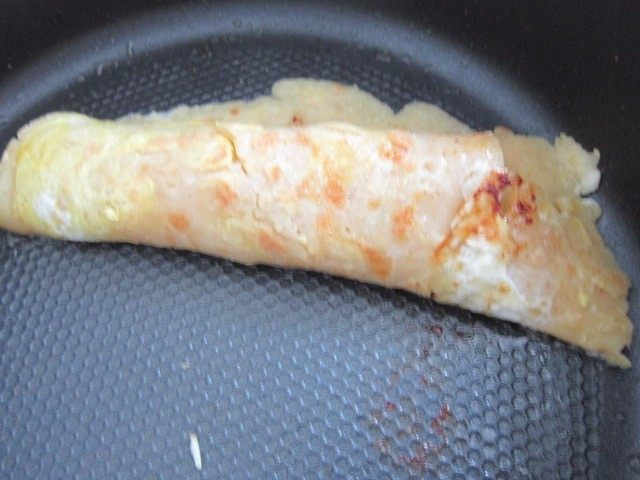 土豆丝卷饼,将面饼卷起了,出锅。