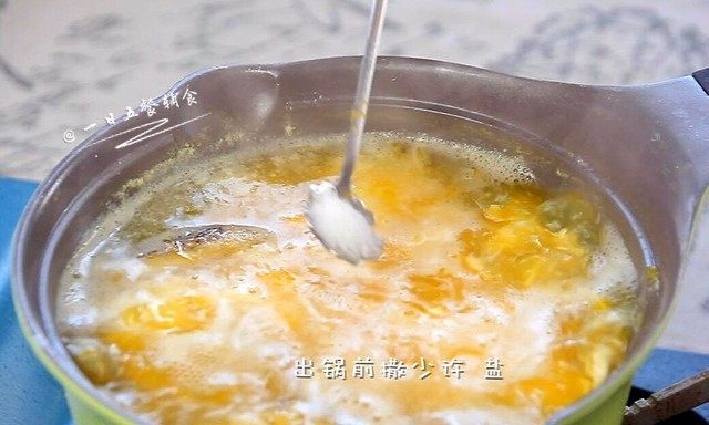 南瓜炖海鲜豆腐,等蛤蜊蛏子都开口了,撇去表面浮沫,转成小火继续炖3分钟,出锅前撒少许盐。