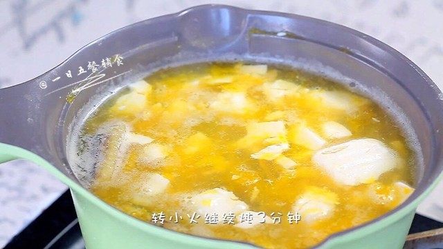 南瓜炖海鲜豆腐,再次煮开加入豆腐,咕嘟2分钟加入海鲜。