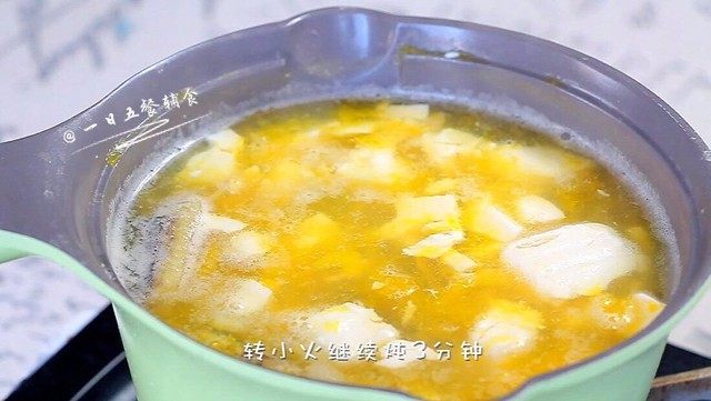 南瓜炖海鲜豆腐,再次煮开加入豆腐，咕嘟2分钟加入海鲜。