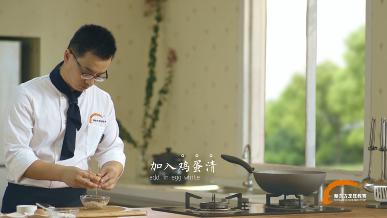 火龙果杏仁炒虾仁,在腌制的虾中加入加蛋清,提前把蛋黄分离出来