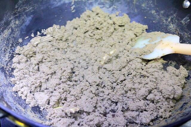 猪肝粉,用料理机打碎,不加水打的动的话,就不加水打。如果打不动稍微加点刚才蒸出来的水,再打不动再稍微加点。