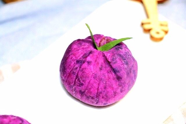 紫薯饭团 , 没有薄荷叶,用个青菜叶装饰下, ̄□ ̄||