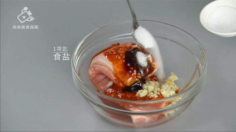 肥而不腻的下饭神器,香烤南乳五花肉,加入1茶匙食盐