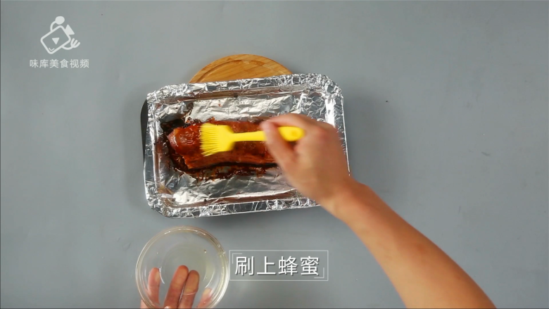 肥而不腻的下饭神器,香烤南乳五花肉,刷上蜂蜜