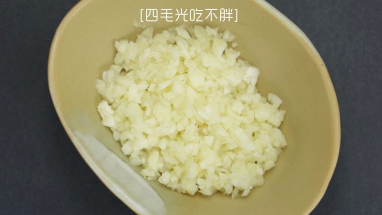 凉拌海蜇头, 蒜头切成蒜泥;