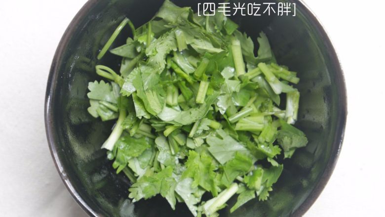 凉拌海蜇头,<a style='color:red;display:inline-block;' href='/shicai/ 131'>香菜</a>洗净切小段;