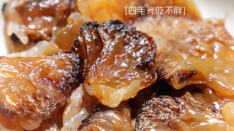 凉拌海蜇头,将用清水浸泡过8小时以上的海蜇头,用饮用水洗净沥干;