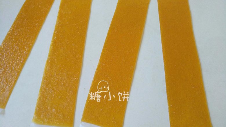 自制果丹皮(芒果&草莓2款入),将果丹皮从垫子上撕下来,放在油纸上,然后裁成条状