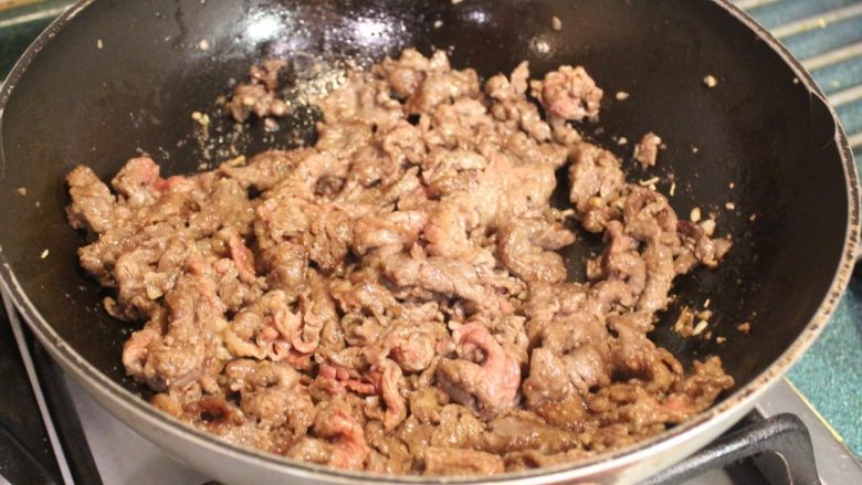 橙汁芝麻牛肉,将所有的牛肉片都入锅,煎至出现微微金黄焦色。