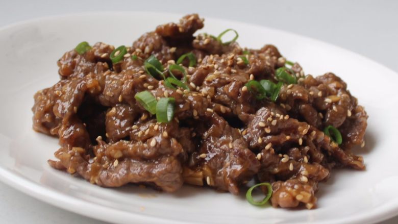 橙汁芝麻牛肉,盛盘上桌,洒上葱花。