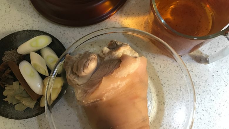 酱猪肘--Q弹不油腻,熬制糖浆液:50克水加20克冰糖小火熬制呈现出焦糖色后立即关火,倒入大量热水。注意控制好火候不要熬制过头,以免口感发苦。