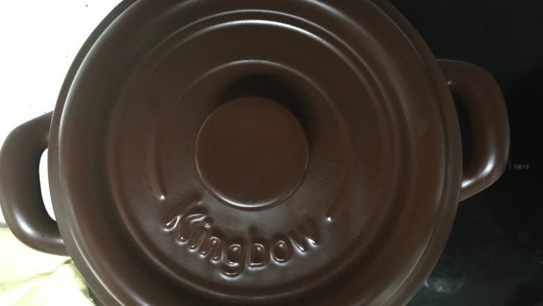 酱猪肘--Q弹不油腻, 后转小火继续煮60分钟左右,直至猪肘熟烂。